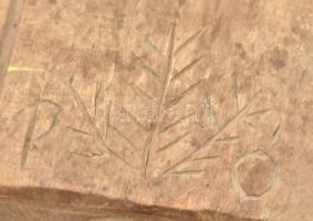 Faragott fa mángorló, hátulján jelzett: R.O. h: 58 cm