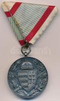 1929. "Magyar Háborús Emlékérem kardokkal, sisakkal" ezüstözött Br kitüntetés mellszalagga...