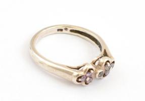 Ezüst(Ag) fehér-halványlila köves gyűrű, jelzett, méret: 54 bruttó: 2,6 g