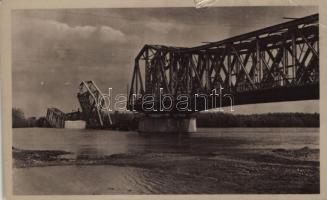 Titel, A volt (felrobbantott) tiszai hidak. Nonnenmacher Endre és Fia kiadása / WWII the blown-up Tisza bridges near Titel (kis szakadás / small tear)