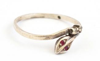 Ezüst(Ag) kígyó motívumű gyűrű, piros-fehér kövekkel, jelzett, méret: 62 bruttó: 1,55 g