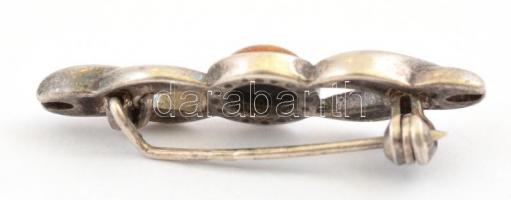 Ezüst(Ag) bross, borostyán kővel, jelzett, 3,3x0,8 cm, bruttó: 3,17 g