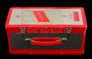 Whiskey-s készlet 6 személyre, fém dobozban, apró kopásokkal