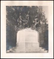 Mária Ludovika József nádorral és gróf Buttler Jánossal, fotó a szoborról, vékony kartonra kasírozva, 25,5x22,5 cm