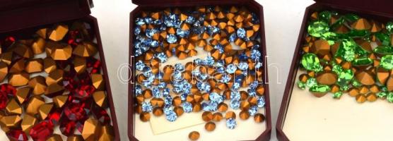 3 doboz ékszerkő üvegből, nyakláncokba, gyűrűkbe stb., 8x6x2,5 cm