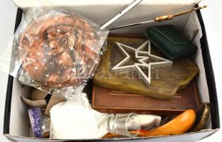 Cipősdoboznyi bolha tétel, közte: karkötő, karóra, fakanál, körző, falidíszek, porcelán és üveg kisp...