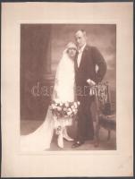 cca 1930 Esküvői portré, kartonra ragasztott fotó, Goszleth I. és Fia budapesti műhelyéből, hátulján feliratozott, 25,5x19,5 cm