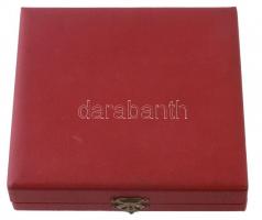 ~1970-1980. "Kecskemét Város Tanácsa" kétoldalas, öntött Br plakett eredeti tokban (81mm) ...