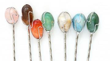 Össz. 7 db mokkás fém kanál, végén féldrágakövekkel díszített (3 db jade, borostyán, rózsakvarc, ach...