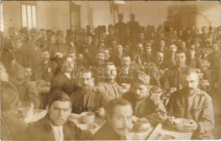 1915 Osztrák-magyar katonák ebéd közben / WWI Austro-Hungarian K.u.K. military, soldiers during lunch. photo (fa)