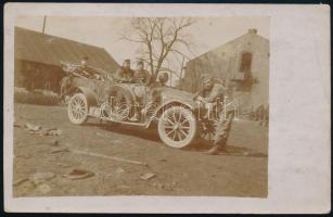 cca 1910 Katonák autóval, fotólap, hátulján írással, 9x14 cm
