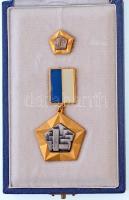 Vincze Dénes (1914-1972) ~1970. Az Építőipar Kiváló Dolgozója zománcozott kitüntetés miniatűrrel dísztokban, adományozói okirattal T:1