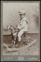 cca 1890-1900 Kisfiú hintalovon, keményhátú fotó Bülch Ágoston budapesti műterméből, kopott, 16,5×11 cm