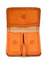 Vegyes bolhatétel, 3 db: svájci bicska, díszes bőr tok, bronzozott fém sörnyitó tokban, 14 cm, 10,5x...