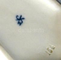 4 db porcelán és kerámia figura, ismeretlen jelzéssel, kézzel festettek, apró kopásokkal, 13x10 cm é...