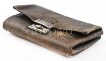 Régi kis bőr pénztárca, kopott, kis szakadással, 6x10 cm