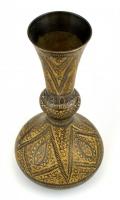 Díszesen gravírozott réz váza, m: 22,5 cm
