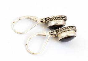 Ezüst(Ag) gránát kővel foglalt filigrán díszítésű fülbevalópár, jelzett, 2,7x0,8 cm, bruttó: 3,57 g