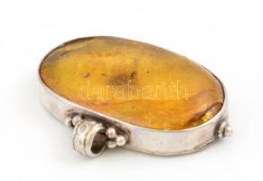 Ezüst(Ag) foglalatú borostyán medál, jelzett, 3,5x4,7 cm, bruttó: 13,75 g