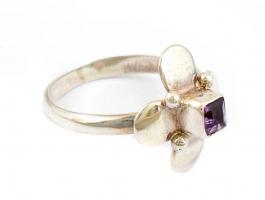 Ezüst(Ag) virág mintás medál, jelzetlen, 2x1,9 cm nettó: 2,39 g