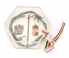 1989 A Magyar-Osztrák határon húzódó vasfüggöny egy darabja, magyar szalaggal, műanyag tokban, 9×10 cm