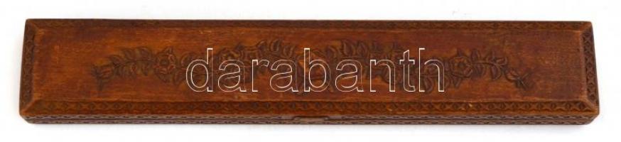Fa népművészeti ékszer- v. ceruzatartó, kézzel faragott,  h: 22,5 cm