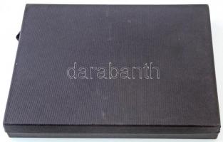 Éremtartó kazetta, kivehető tálcával, összesen 24 férőhellyel. Használt, de jó állapotban