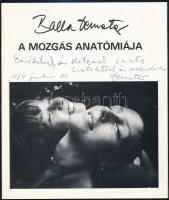 1984 Balla Demeter: A mozgás anatómiája. Kiállítási katalógus. (Kecskemét, 1984., Petőfi-ny.) Balla Demeter (1931-2017) fotográfus saját kezű dedikációjával, dátumozva.