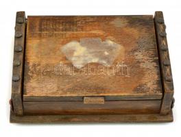 2 pakli bontatlan römi kártya fa dobozban, a dobozban az elválasztó hiányzik, 16x12x4 cm