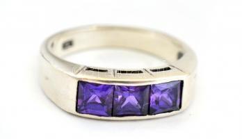 Ezüst (Ag) gyűrű, lila kővel, jelzett, méret: 55, bruttó: 4,66 g