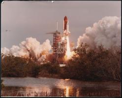 1986. január 28 az STS-51-L küldetés keretében indított Challenger űrrepülőgép kilövése, amely után kb. 1 perccel felrobbant. Fotó, sérült, 20x25 cm