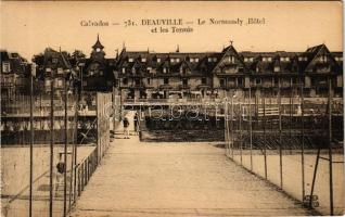 Deauville, Le Normandy Hotel et les Tennis / hotel, tennis courts, tennis players, sport