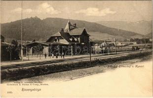 Sobieszów, Hermsdorf (Jelenia Góra, Hirschberg im Riesengebirge); Bahnhof Hermsdorf u. Kynast / railway station. Verlag C. Schröter. Lichtdruck A. Fabian & Comp.