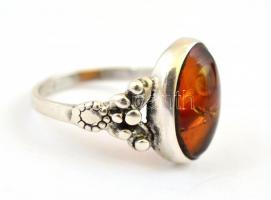 Ezüst(Ag) gyűrű, borostyán kővel, jelzett, méret: 54, bruttó: 2,8 g