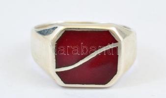 Ezüst(Ag) gyűrű, bordó zománcozott díszítéssel, jelzett, méret: 61, bruttó: 5,87 g