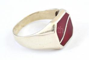 Ezüst(Ag) gyűrű, bordó zománcozott díszítéssel, jelzett, méret: 61, bruttó: 5,87 g