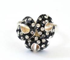Ezüst(Ag) fekete-fehér kövekkel kirakott dekoratív gyűrű, jelzett, méret: 58, bruttó: 5,86 g