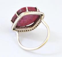 Ezüst(Ag) gyűrű, ásvány kővel díszítve, jelzés nélkül, méret: 60, bruttó: 8,93 g