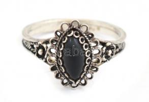 Ezüst(Ag) gyűrű, fekete kővel, jelzés nélkül, méret: 64, bruttó: 2,7 g