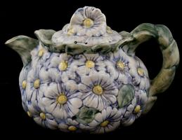 Porcelán virágos teáskanna, kézzel festett, jelzetlen, kopásokkal, m: 16,5 cm