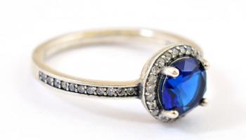 Ezüst(Ag) gyűrű, kék kővel, Pandora jelzéssel, méret: 56, bruttó: 2,6 g