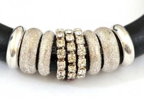 Ezüst(Ag) elemekkel díszített gumi karkötő, jelzett, d: 5,5 cm, bruttó: 25,19 g