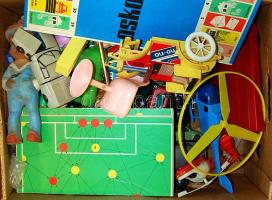 Egy banánosdoboznyi vegyes játéktétel benn sok retró, szocreál