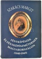 Szakács Margit: Fényképészek és fényképészműtermek Magyarországon (1840-1945). Bp, 1997, Magyar Nemzeti Múzeum. Kiadói papírkötésben. Borító kissé szakadt.