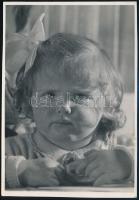 1936 Kinszki Imre (1901-1945) budapesti fotóművész hagyatékából, pecséttel jelzett, feliratozott és datált vintage fotó (Kinszki Juditka egy és 3/4 éves), 16,5x11,5 cm