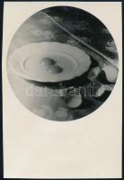 cca 1940 Thöresz Dezső (1902-1963) békéscsabai gyógyszerész és fotóművész hagyatékából jelzés nélküli  vintage fotó (tojásos csendélet), 8,5x5,7 cm