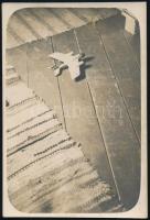 cca 1941 Thöresz Dezső (1902-1963) békéscsabai gyógyszerész és fotóművész hagyatékából jelzés nélküli  vintage fotó (repülőgép modell), 7,7x5,1 cm