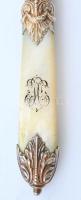 XIX. sz: Gyöngyház nyelű süteményes evőeszköz készlet 12 + 12 kés és villa. Monogrammal. 16 cm, 17 c...