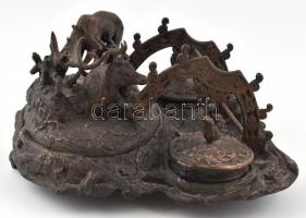 Íróasztali szett szravas díszítéssel. Tintatartó, tolltartó. Bronzírozott spiáter. 22x23 cm Néhány e...