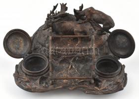 Íróasztali szett szravas díszítéssel. Tintatartó, tolltartó. Bronzírozott spiáter. 22x23 cm Néhány e...